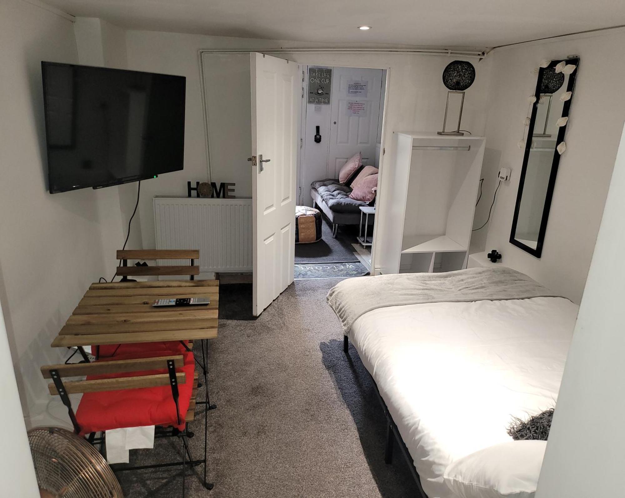 Hidden Treasure-netflix And Wi-fi-basement Flat Apartment *