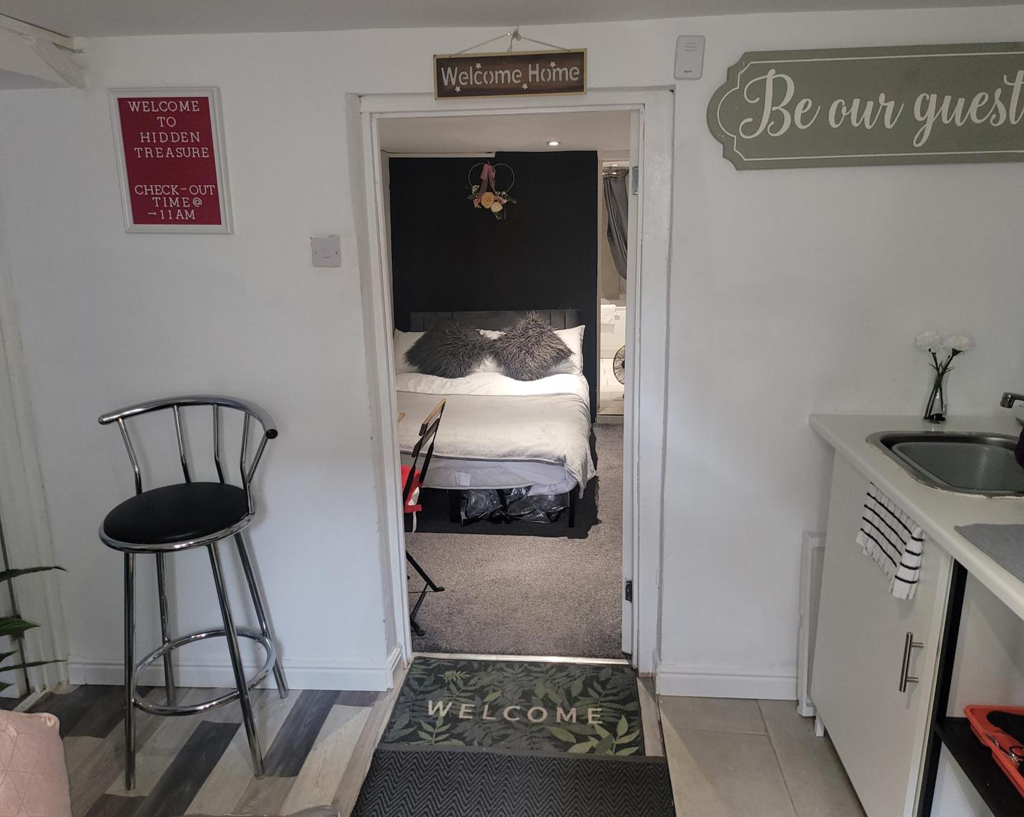 Apartment Hidden Treasure-netflix And Wi-fi-basement Flat *